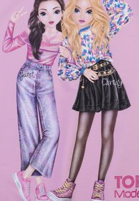 Zwei Cartoonfiguren vor einem rosa Hintergrund. Eine trägt glitzernde, hochgeschnittene Jeans und ein pinkes Oberteil, die andere ein gemustertes Oberteil und einen schwarzen Rock.