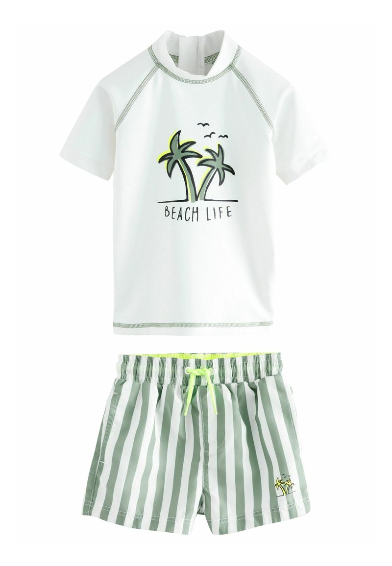 Kortærmet hvid rash guard med teksten "BEACH LIFE" og grafik af en palmetræ. Grønne og hvide stribede badeshorts med elastisk talje og snøre.