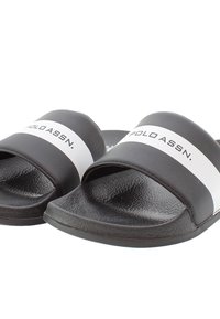Sandale negre cu talpă plată, cu curele late, decorate cu o dungă albă și logo. Material texturat pe partea superioară și design de talpă netedă.