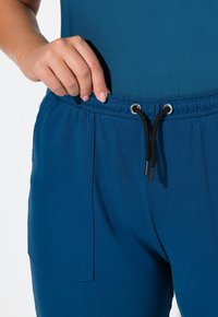 Ulla Popken JOGGING ELASTIKBUND - Teplákové kalhoty - teal