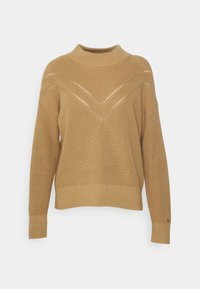 Maglione lavorato a maglia in marrone chiaro con un colletto alto. Presenta un motivo testurizzato e dettagli a taglio orizzontale sulla parte superiore. Vestibilità rilassata.