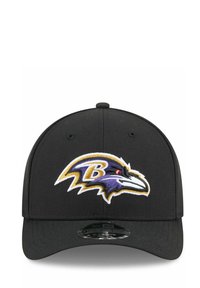 Schwarze Baseballmütze mit einem gestickten Baltimore Ravens Logo in Lila, Gold und Weiß, mit einem gebogenen Schirm und strukturiertem Stoff.