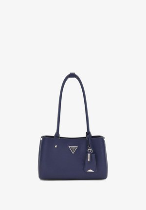 Sac à main synthétique bleu marine avec une finition texturée, deux poignées, un détail de logo argenté et une étiquette décorative. Comprend des accents en métal.