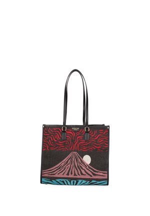 Sort tote-taske med broderi af en vulkan, der udbrudt rød lava, pink vulkan skråninger, hvid måne og blå bølger ved basen med sorte læderhåndtag.