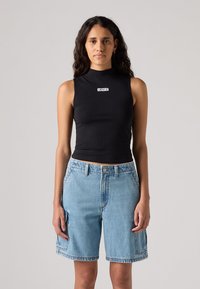 Crna bez rukava majica s lažnim ovratnikom i bijelim Levi's logotipom, uz svijetloplave traper kratke hlače s bočnim džepovima i opuštenim krojem.
