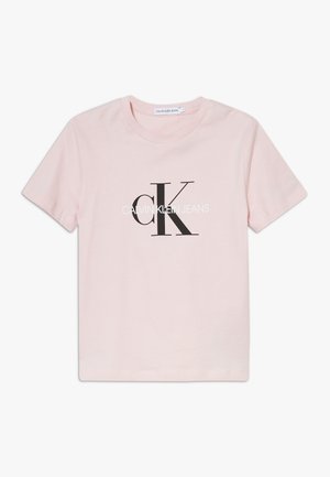 Lichtroze T-shirt met korte mouwen met zwart "cK" en wit "Calvin Klein Jeans" logo in het midden voorkant, ronde hals.