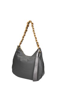Borsa a mano in pelle grigia con una tracolla a catena d'oro attorcigliata e un dettaglio argentato. Presenta una chiusura a zip e una consistenza morbida e liscia.