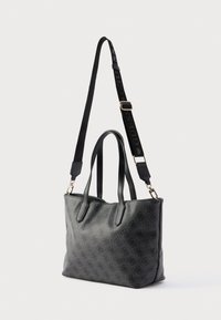 Čierna taška na rameno s dvojitými rukoväťami a nastaviteľným ramenným popruhom, ktorá má opakujúci sa textúrovaný vzor loga a zlaté kovové doplnky.