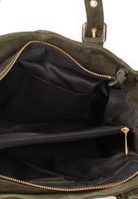 Olijf groene suede handtas interieur met zwarte stoffen voering. Beschikt over een ritssluiting en meerdere vakken. Gouden ritsaccenten zichtbaar.