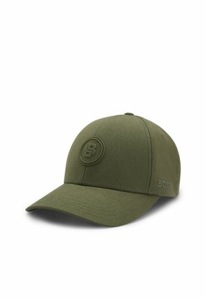 Olijfgroene honkbalpet met gebogen klep, rond reliëflogo aan de voorkant en "BOSS" in reliëf op het zijpaneel.