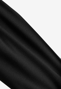 Telaje negro texturizado con un acabado suave, que presenta un sutil patrón tejido y un caído suave, ideal para aplicaciones de ropa versátiles.
