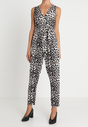 Leopardprint jumpsuit met een diepe V-hals, een striktaille en taps toelopende benen. Gemaakt van lichte stof in zwart en beige kleuren.