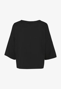 Mustat lyhythihaiset croppatut t-paidat, joissa on leveät hihat, valmistettu pehmeästä puuvillakankaasta. Ominaisuuksina yksinkertainen muotoilu ja sileä, koristelematon pinta.