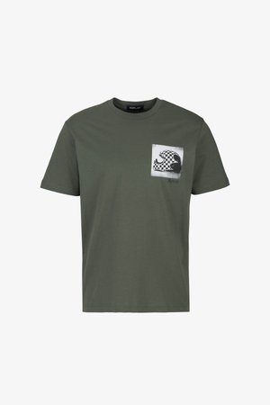 Olivgrünes Baumwoll-T-Shirt mit Rundhalsausschnitt, das ein schwarz-weißes karierte Grafik im Bereich der linken Brusttasche zeigt.