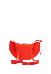 Borsa a spalla in tessuto rosso con forma arrotondata, dotata di chiusura con zip e spallacci regolabili. Texture liscia con leggero splendore.