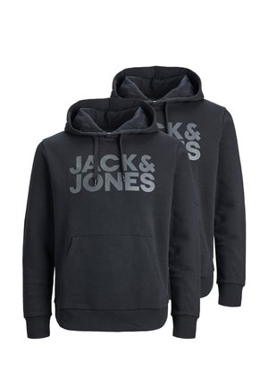 Zwei schwarze Kapuzenpullover mit Vordertaschen und dem Schriftzug "JACK & JONES" in großen grauen Buchstaben auf der Brust.