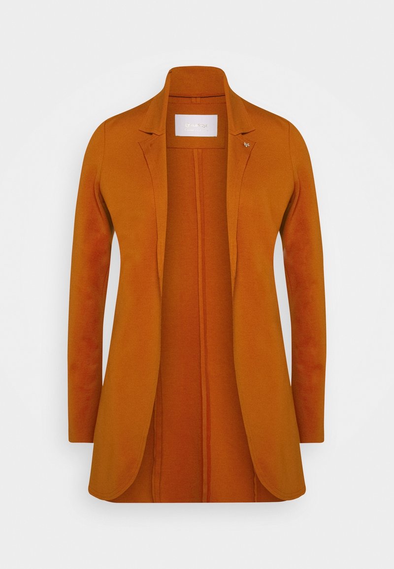 Blazer orange en tissu lisse et sur mesure. Présente un col à revers cranté, une ouverture avant et une épingle décorative unique sur le côté gauche.