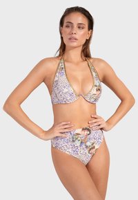 Bikini set s levanduľovým leopardím vzorom, s halter krkom a zlatými akcentmi, a vysokými nohavičkami zdobenými umeleckými kvetinovými motívmi.