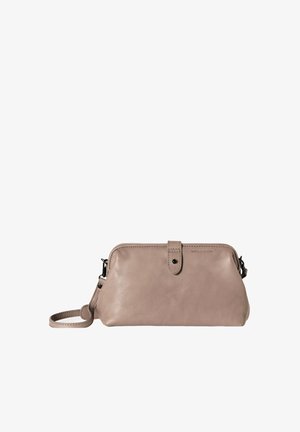 Beige Leder Umhängetasche mit einem Reißverschluss, runder Form, abnehmbarem Handgelenkriemen und einer kleinen Schlaufe auf der Vorderseite.