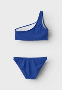Set di bikini blu composto da un top a spalla unica con foderatura bianca e slip classico. Realizzato in materiale per costumi da bagno liscio e elastico.