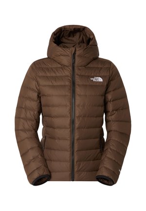 Chaqueta aislante marrón fabricada con tejido acolchado y voluminoso. Cuenta con capucha, cremallera frontal y bolsillos laterales. Puños texturizados con elástico.