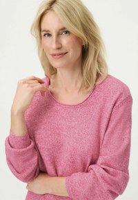 Rosa strukturierter Pullover mit rundem Ausschnitt und übergroßen Ärmeln. Der Stoff wirkt weich und gemütlich und verleiht einen lässigen Look.