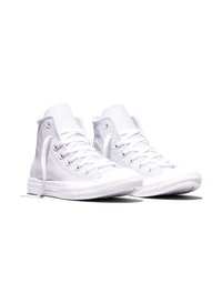 Par bele belih visoko rezanih športnih copat z vezalkami, razstavljenih drug ob drugem na belem ozadju.