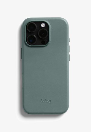 Custodia per telefono verde e strutturata con ritagli per le lenti della fotocamera, realizzata in materiale sintetico. Presenta un logo del marchio in rilievo.