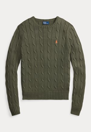 Olivengrøn kabelstrikket crewneck sweater med lange ærmer og lille orange broderet logo på venstre bryst.