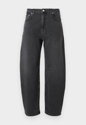 Svart denim vidbukse med frontlommer, beltehemper og knappelukking, vist mot en ensfarget lys bakgrunn.