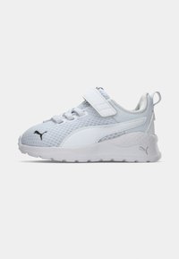 Weißer Sportschuh mit Obermaterial aus Mesh und Synthetik, ausgestattet mit einem Klettverschluss, runder Zehenpartie, strukturiertem Sohlenprofil und dezenter Markenkennzeichnung an der Seite.