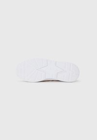 Suola di sneaker in materiale gommoso bianco, con un motivo testurizzato e branding impresso al centro.