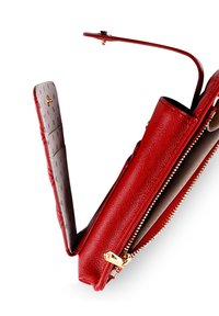 Červená kožená peněženka se zlatým zipem a akcenty. Disponuje kontrastním šedým interiérem s přihrádkami na karty a texturovaným vzorem.