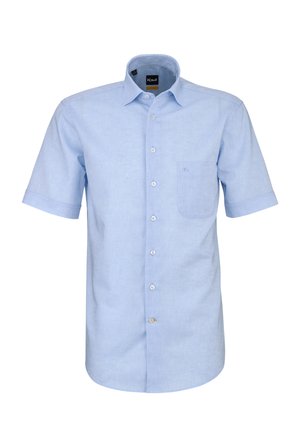 Hellblaues kurzärmeliges Hemd mit Knopfleiste, einer einzelnen Brusttasche und spitzem Kragen, vor weißem Hintergrund dargestellt.