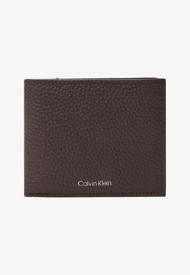 Rudas tekstūruotas odinis dvigubas piniginė su įspaustu Calvin Klein logotipu, išdėstytu centre priekinėje pusėje.