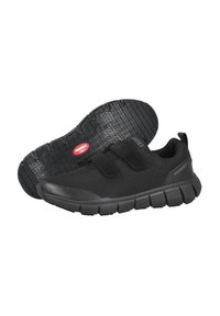 Zapatillas deportivas negras con parte superior de malla, dos correas de Velcro, suela acolchada y suela exterior de goma texturizada. Diseño minimalista con detalles de logotipo.