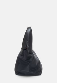 Borsa tote nera con una forma strutturata e una superficie liscia. Presenta due manici, una chiusura con zip e lati morbidi per un'immagazzinamento flessibile.
