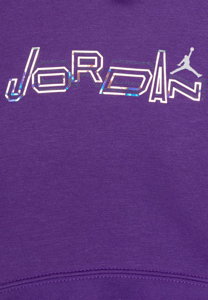 Felpa viola con la scritta "JORDAN" in lettere riflettenti e il logo Jumpman. Tessuto liscio con orlo e polsini a costine.