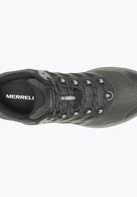 Scarpa da ginnastica nera e grigia con tomaia in mesh testurizzato, sistema di allacciatura, collo imbottito e marchio Merrell sulla linguetta.