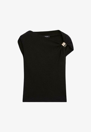 Zwart shirt met korte mouwen, een asymmetrische halslijn en een gouden accent op de schouder. Zacht materiaal met een gladde textuur.