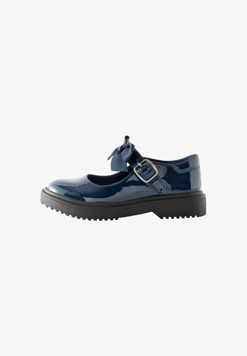 Chaussure Mary Jane en cuir verni bleu marine avec semelle noire épaisse, bride à boucle argentée et nœud décoratif en tissu sur le dessus.