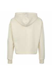 Zkrácená mikina s kapucí v barvě off-white, s dlouhými rukávy a žebrovanými manžetami. Hladká textura bez viditelných vzorů nebo kovových prvků.