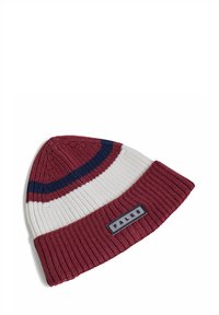 Czerwona i biała dziergana czapka z prążkowaną fakturą, z niebieskimi paskami i czarną metką z logo "FALKE" na daszku.