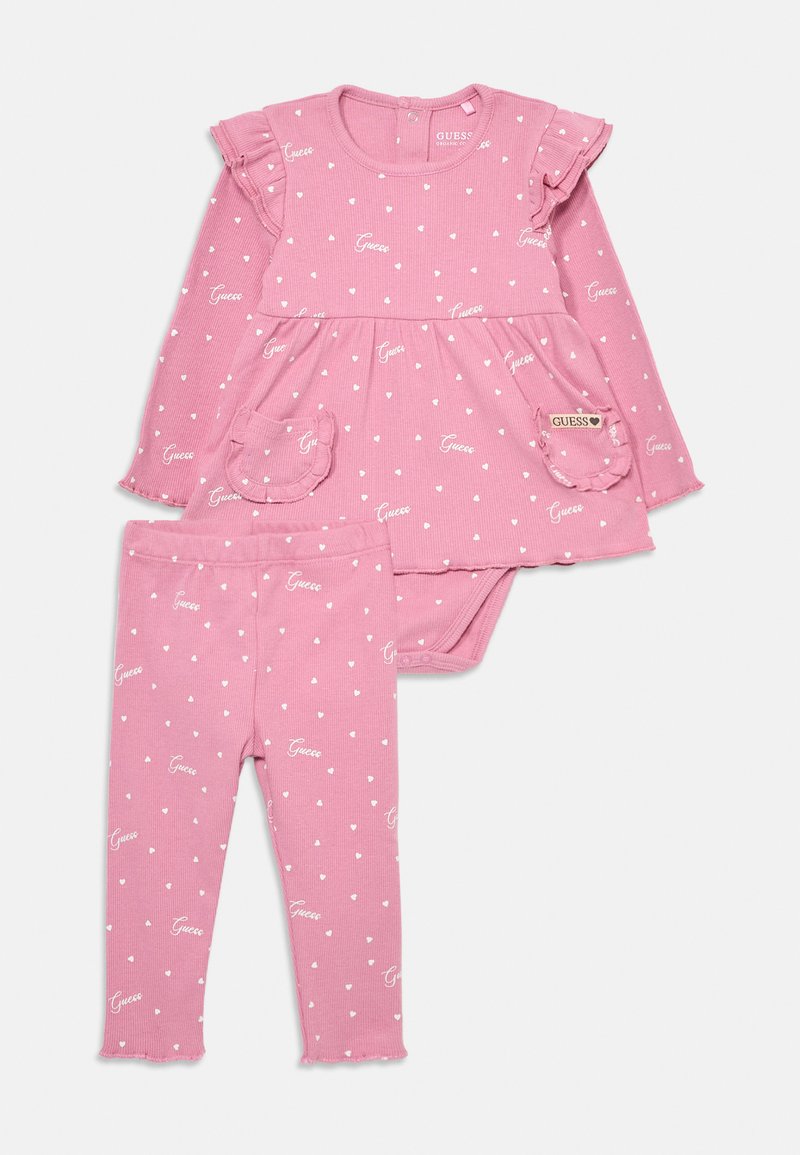 Rosa babysærk med lange ærmer, rynke detaljer, hjerte mønster og lommer, sammen med matchende leggings.