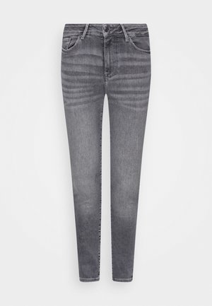 Jean en denim gris délavé pour femme, coupe slim, avec bouton à l'avant, fermeture éclair et design à cinq poches, présenté sur fond blanc.