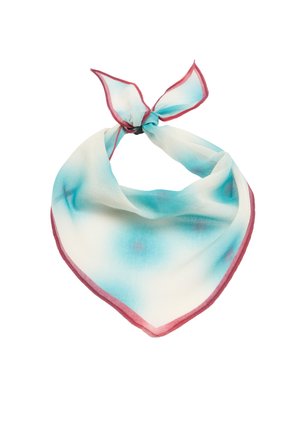 Kwadratowa apaszka w odcieniach jasnoniebieskiego i białego z różową obwódką, związana w supeł w jednym rogu na białym tle.