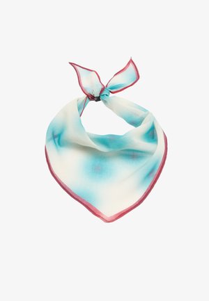 Kwadratowa apaszka w odcieniach jasnoniebieskiego i białego z różową obwódką, związana w supeł w jednym rogu na białym tle.