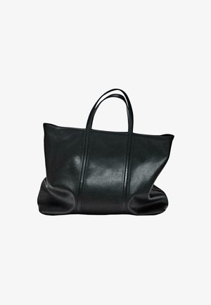 Schwarze Ledertasche mit glatter Textur, zwei stabilen Griffen und einem breiten Boden. Verfügt über minimales Nähen und ein offenes Design.