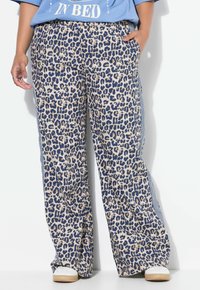 Beige und marineblaue weit geschnittene Hose mit Leopardenmuster, seitlichen Streifen, Fronttaschen und einer weichen Stofftextur. Lässiges Design.