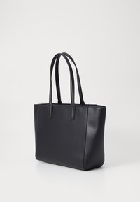 Zwarte leren tote bag met twee lange hengsels, een gladde textuur, gestructureerde vorm en geen zichtbare hardware of extra details.